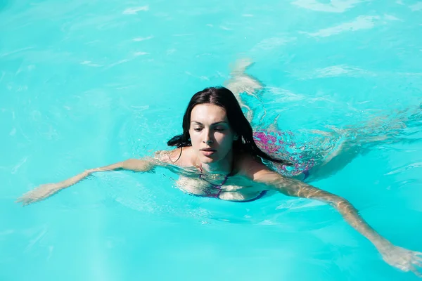 Seksowny Kobieta w basenie — Zdjęcie stockowe