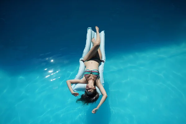 Jeune femme relaxante dans la piscine — Photo