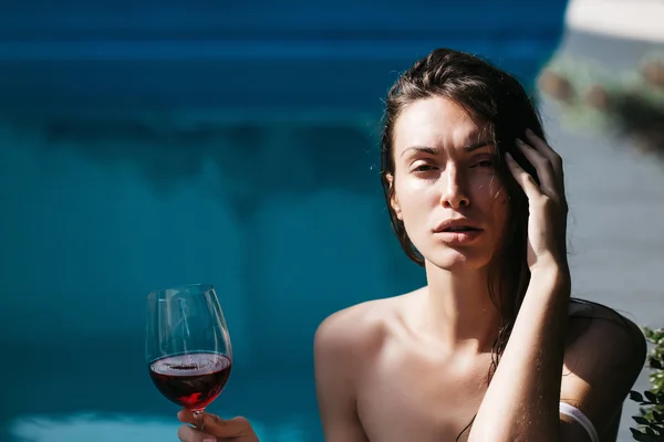 Sexy mooi meisje, drinken van rode wijn — Stockfoto
