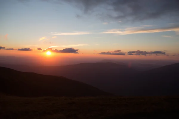 Solnedgång eller soluppgång i bergen — Stockfoto