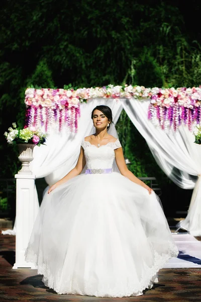 Bela noiva em vestido longo — Fotografia de Stock