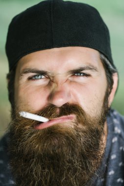 Sigara içen genç adam.