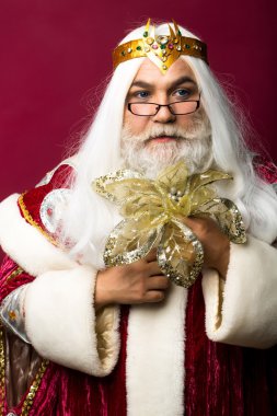 Çiçekli yaşlı sakallı adam