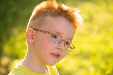 Kızıl saçlı gözlüklü erkek mutlu bebek