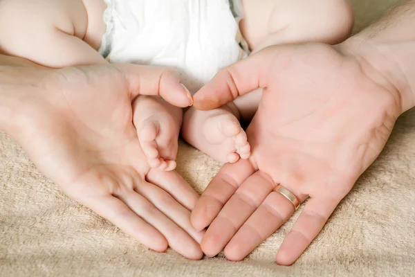 親の手で新生児の足 — ストック写真