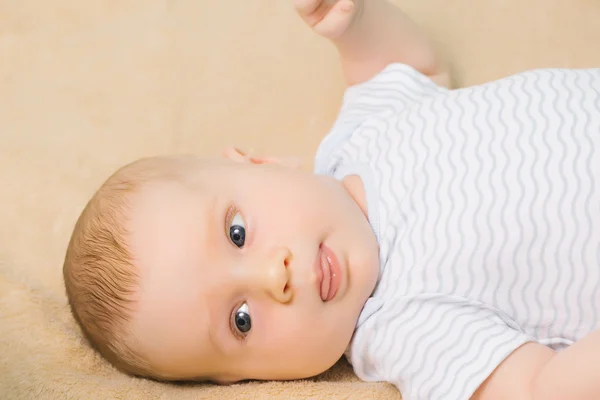 Lindo bebé niño en mamada —  Fotos de Stock