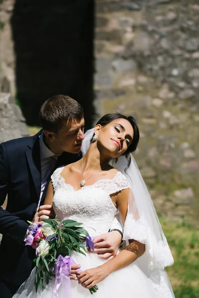 Noivo segura e beija noiva — Fotografia de Stock