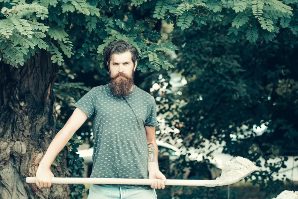 Ung bearded man håller spade — Stockfoto