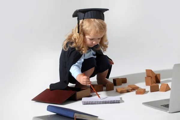 Menino educação com blocos de madeira isolados — Fotografia de Stock