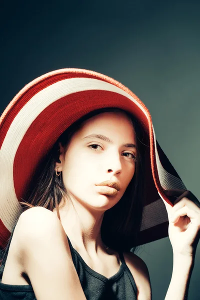 Mujer atractiva joven en sombrero — Foto de Stock