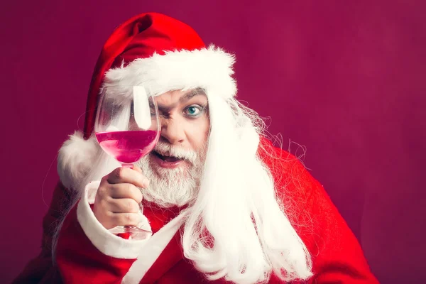 Mrugając Boże Narodzenie człowiek z kieliszek do wina — Zdjęcie stockowe