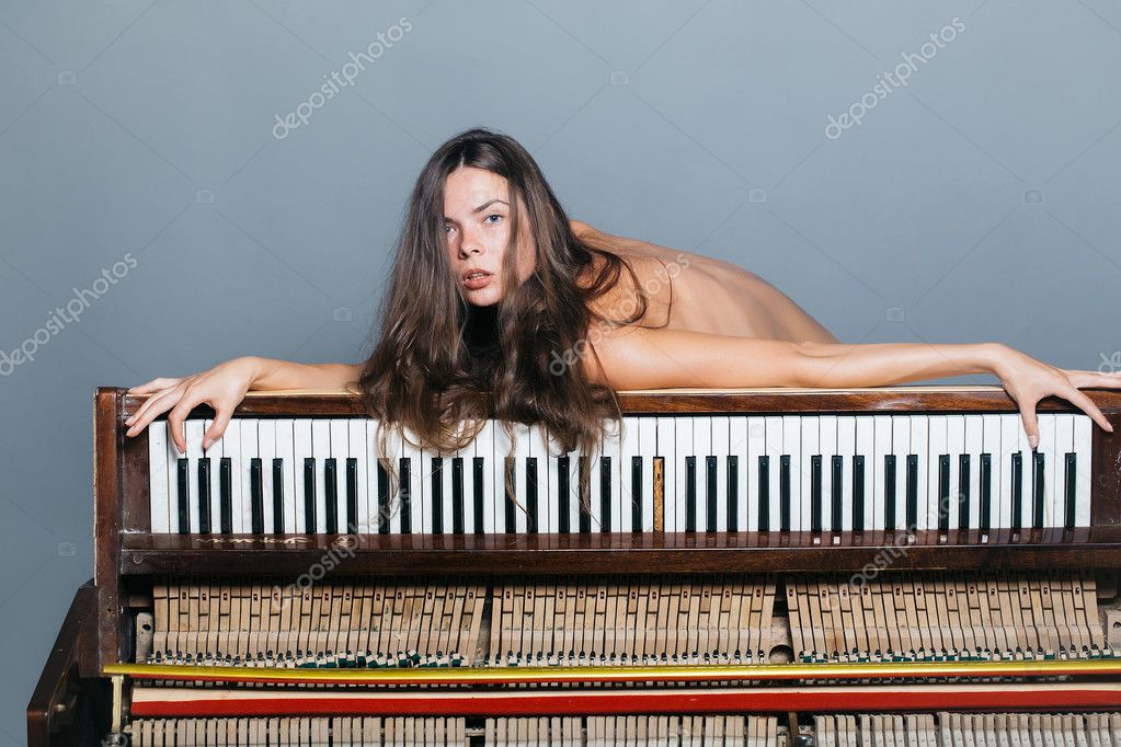 Yigitlar yalangoch holda daryo boyida yolgiz qolishadi