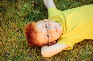 çimenlerin üzerinde bardaklarda Kızıl saçlı erkek bebek