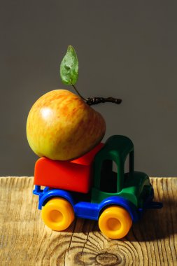 Oyuncak kamyon apple ile
