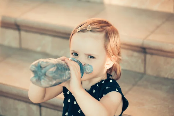 Cute baby girl drinks water — Stock Photo, Image