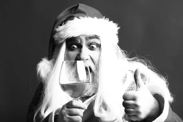 吃惊的圣诞人与葡萄酒杯 — 图库照片