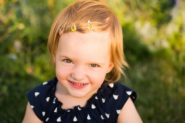 Carino bambino ragazza sorride — Foto Stock