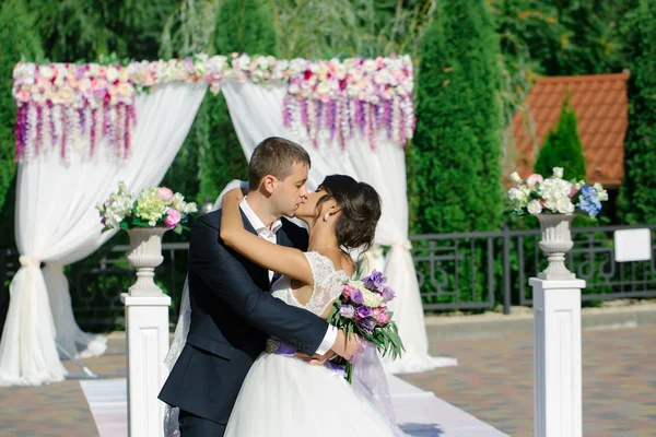 Bela noiva e noivo beijo — Fotografia de Stock