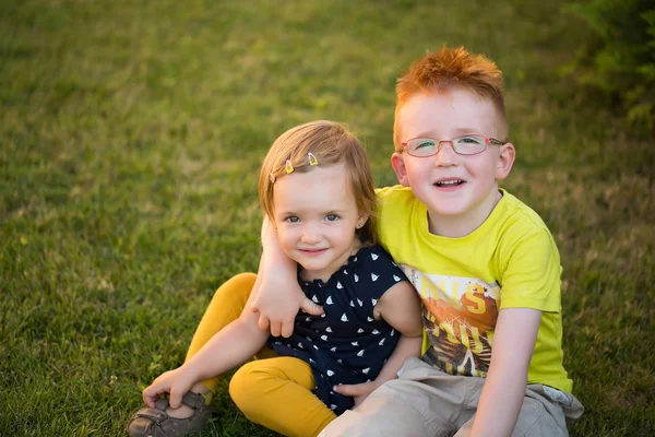 Baby Mädchen und Junge — Stockfoto