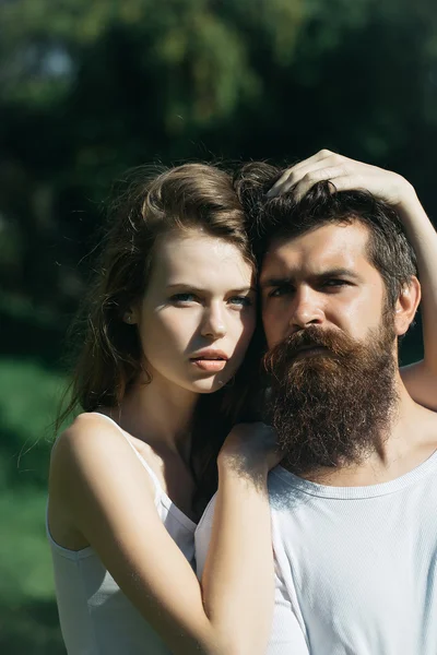 Sexy jovem casal no verde grama — Fotografia de Stock