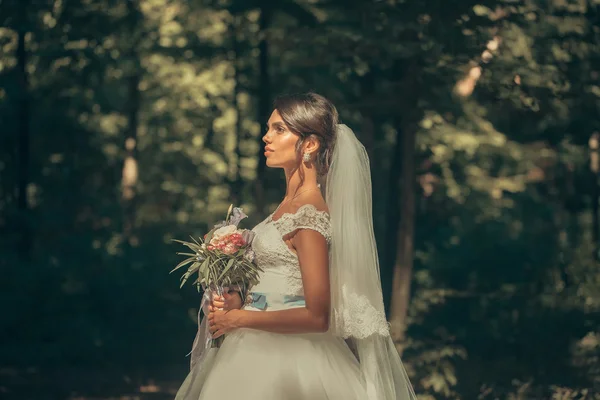 Beautiful bride with wedding bouquet — Stock Photo, Image