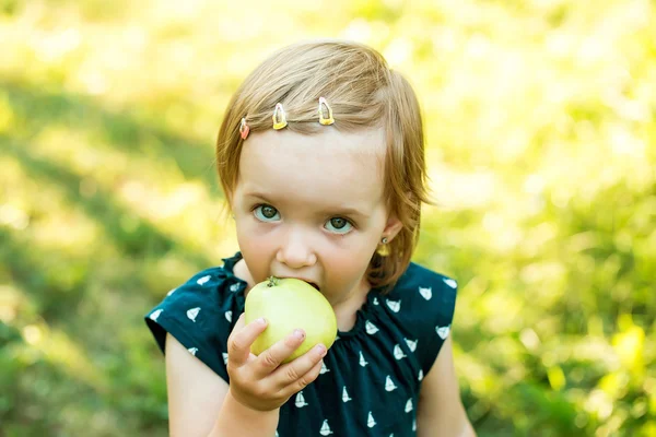Bonito bebê menina come maçã — Fotografia de Stock