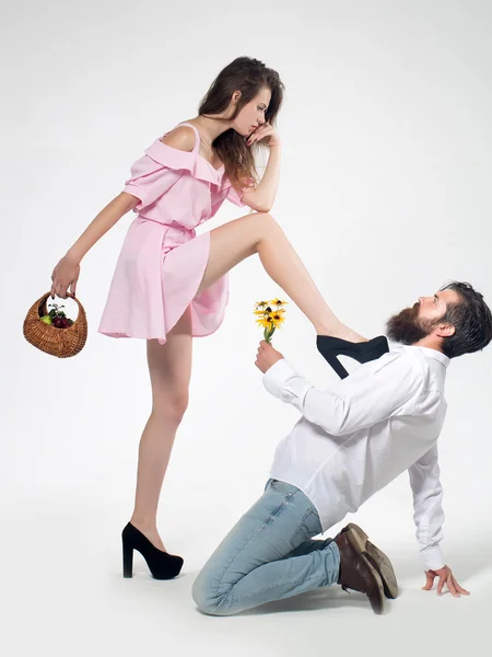 Junges Paar macht Heiratsantrag mit Blumen — Stockfoto