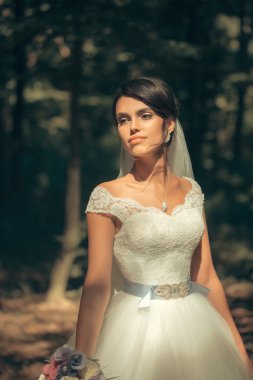 Düğün buketi olan güzel gelin