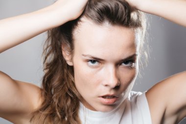 Güzel bir yüz ile genç kız