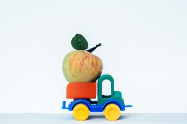 Oyuncak araba apple ile