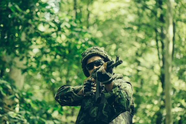 Retrato de soldado em óculos de sol — Fotografia de Stock