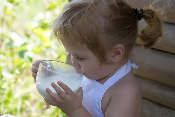 Ładny mały chłopiec pije mleko — Zdjęcie stockowe