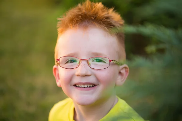 Boldog baba fiú, vörös haj, szemüveg — Stock Fotó