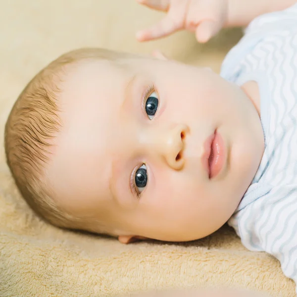 Bonito menino em romper — Fotografia de Stock