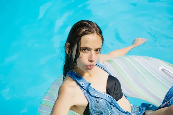 Mujer sexy en la piscina —  Fotos de Stock