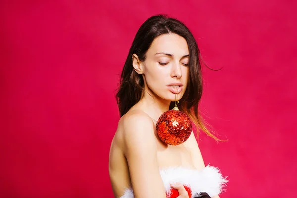 Natal menina muito sexy com bola decorativa — Fotografia de Stock