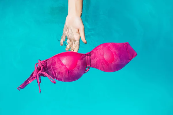 Biustonosz różowy strój kąpielowy Kobiety na wodzie — Zdjęcie stockowe