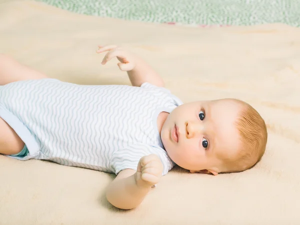 Χαριτωμένο μωρό αγόρι στο ΣΑΛΟΠΕΤΑ — Φωτογραφία Αρχείου