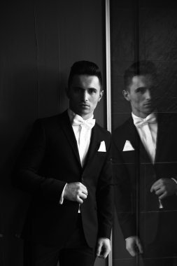 Zarif adam aynaya yansıtır