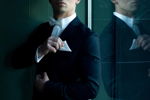Uomo in giacca e cravatta tocca fazzoletto — Foto Stock