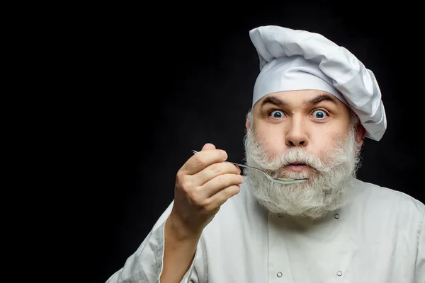 Mann Koch schmeckt Essen — Stockfoto