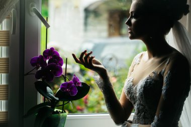 güzel gelin kız çiçek buketi ile