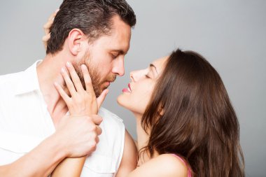 Stüdyoda genç ve seksi bir çift