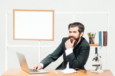 dizüstü bilgisayar ile yakışıklı işadamı