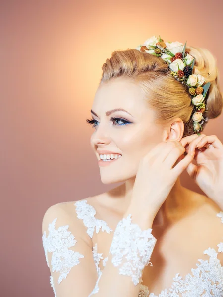 Lächelnd ziemlich sexy blonde Braut Mädchen — Stockfoto