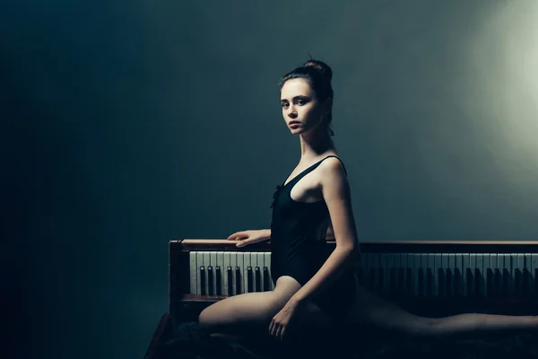 Baletka hezká dívka na retro piano — Stock fotografie
