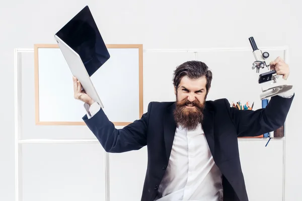 Hombre de negocios enojado con portátil — Foto de Stock