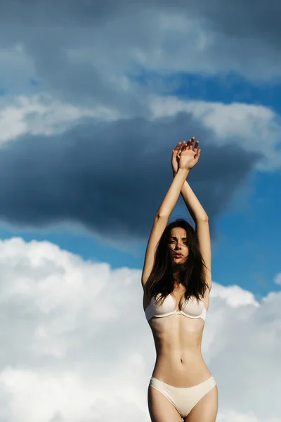 Vacker kvinna i underkläder på sky — Stockfoto