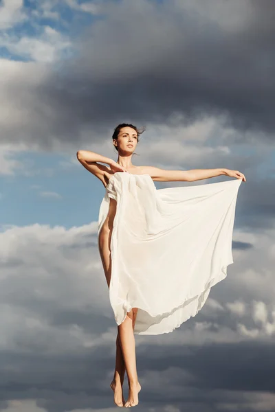 Menina bonita sobre o céu azul — Fotografia de Stock