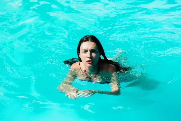 Mujer bastante sexy en la piscina — Foto de Stock